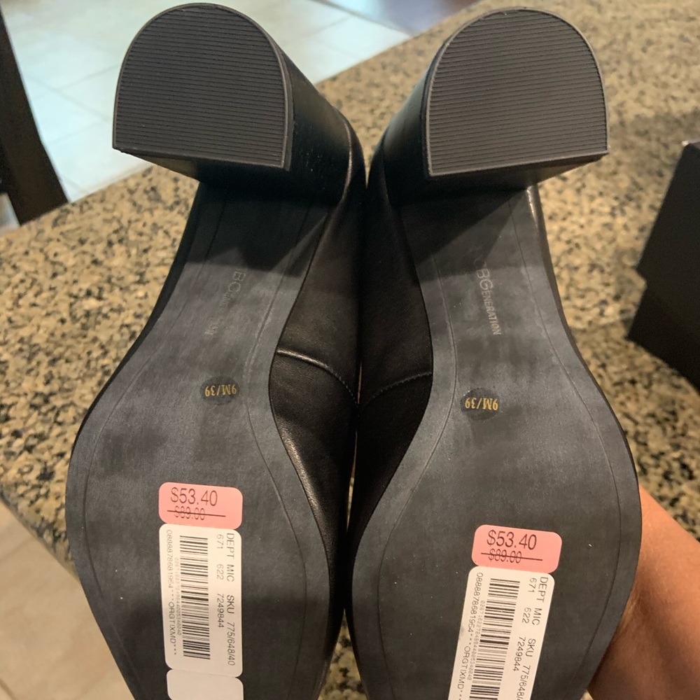 BCBG Pump - Picture 3 of 4